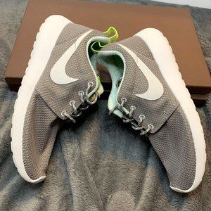 nike roshe Run Grey White logo running shoes Womens size 6.5